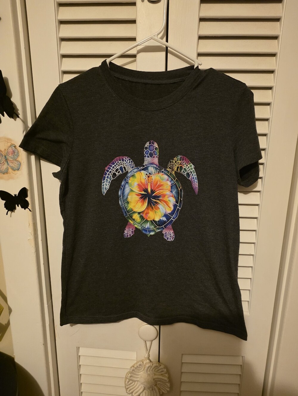 Source Unknown Dark Gray Tee with Multicolor Sea Turtle Graphic